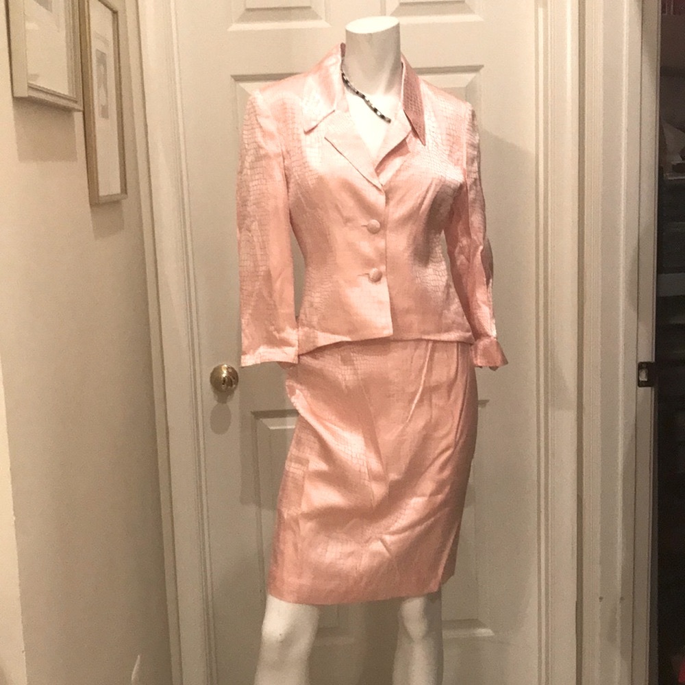 designer 2 piece Pink croc design look skirt suit Day/evening party wear Vintage